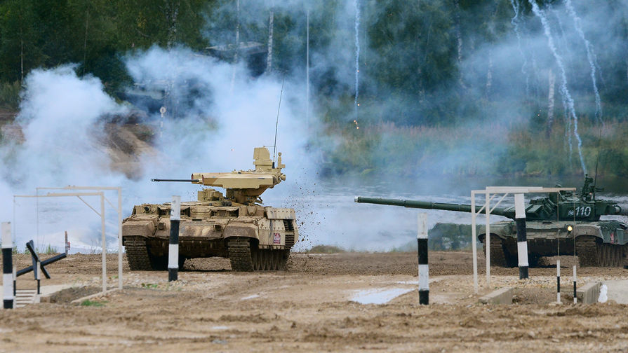 Боевая машина огневой поддержки БМПТ «Терминатор-3» и танк Т-72 во время военного шоу в Подмосковье, август 2017 года