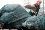 Женщина сметает пыль с демонтированного памятника Ленину в городе Варна, Болгария, 1999 год