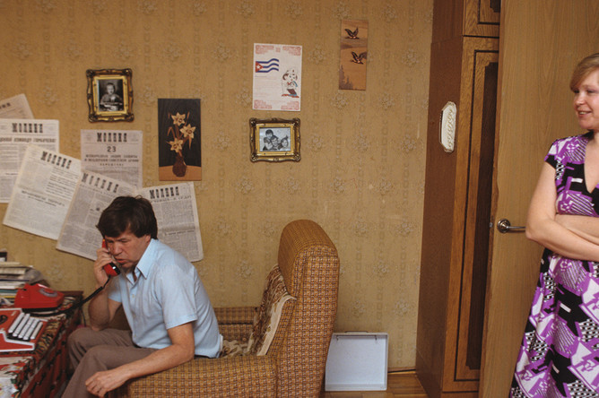 Виктор Анпилов своей квартире с супругой, 1992 год