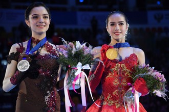 Призеры соревнований в женском одиночном катании на чемпионате Европы по фигурному катанию в Москве на церемонии награждения (слева направо): Евгения Медведева (Россия) - второе место и Алина Загитова (Россия) - первое место.