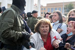 ОМОН задерживает участницу «Женского марша» на площади Свободы в Минске, 12 сентября 2020 года