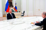 Президент Азербайджана Ильхам Алиев и президент России Владимир Путин во время трехсторонних переговоров по поводу ситуации в Нагорном Карабахе, 11 января 2021 года