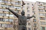 Памятник космонавту Юрию Гагарину на проспекте Королева в Ростове-на-Дону был установлен в 2011 году в честь 50-летия первого в мире полета человека в космос