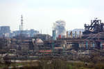 Вид на металлургический комбинат «Азовсталь» в Мариуполе, 23 апреля 2022 года