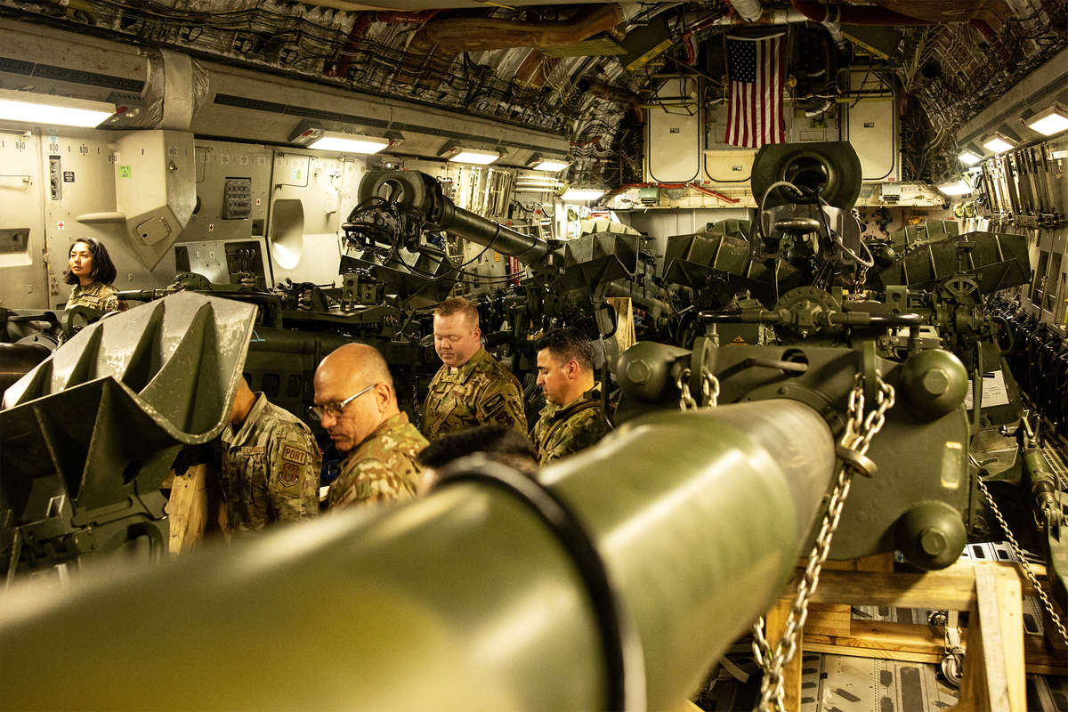 Военнослужащие США погружают гаубицы М777 в военно-транспортный самолет для отправки на Украину