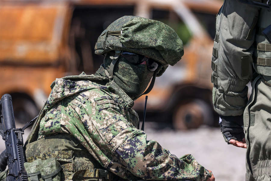 Военнослужащий Народной милиции ДНР во время выполнения боевых задач в Мариуполе