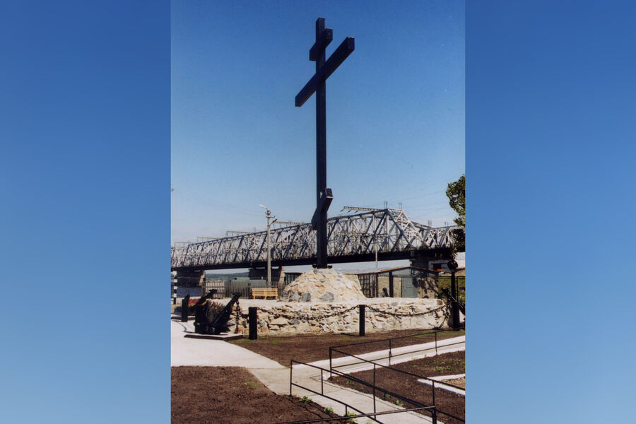 Мемориал с 12-метровым православным крестом в память о погибших пассажирах и членах команды теплохода «Александр Суворов»