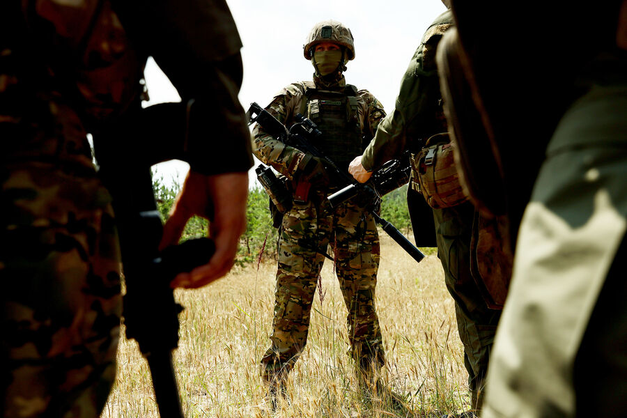 Военнослужащий спецназа Минобороны РФ во время подготовки к боевому заданию в зоне СВО