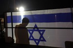 Репортеры ждут прибытия Шалита на военную авиабазу «Тель-Ноф», где его встречали родные и премьер-министр Биньямин Нетаньяху.