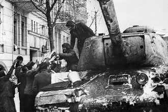 Советский танк на улице польского города Познань, февраль 1945 года