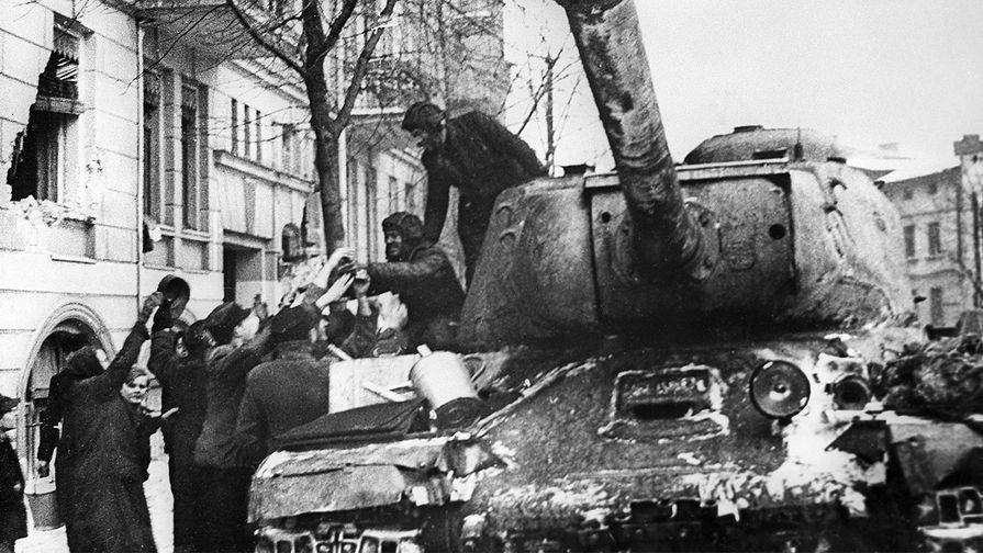 Советский танк на улице польского города Познань, февраль 1945 года