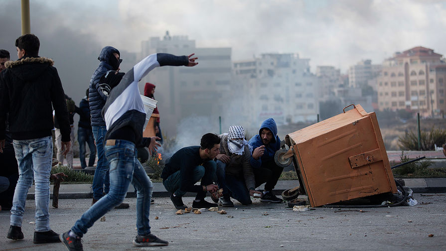 Столкновения палестинцев с израильскими военными в городе Рамалла после решения президента США Дональда Трампа признать Иерусалим столицей Израиля, 7 декабря 2017 года