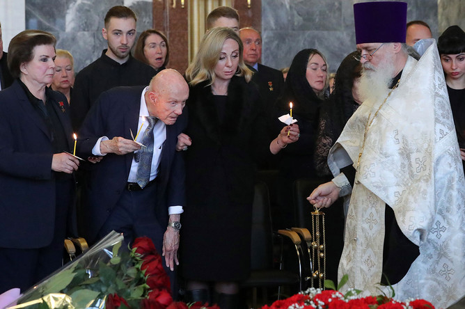 Первая женщина-космонавт, депутат Госдумы Валентина Терешкова, астронавт NASA Томас Стаффорд и дочь Алексея Леонова Оксана (слева направо) во время прощания с космонавтом Алексеем Леоновым на Федеральном военном мемориальном кладбище