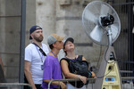 Туристы во время жаркой погоды в Риме, Италия