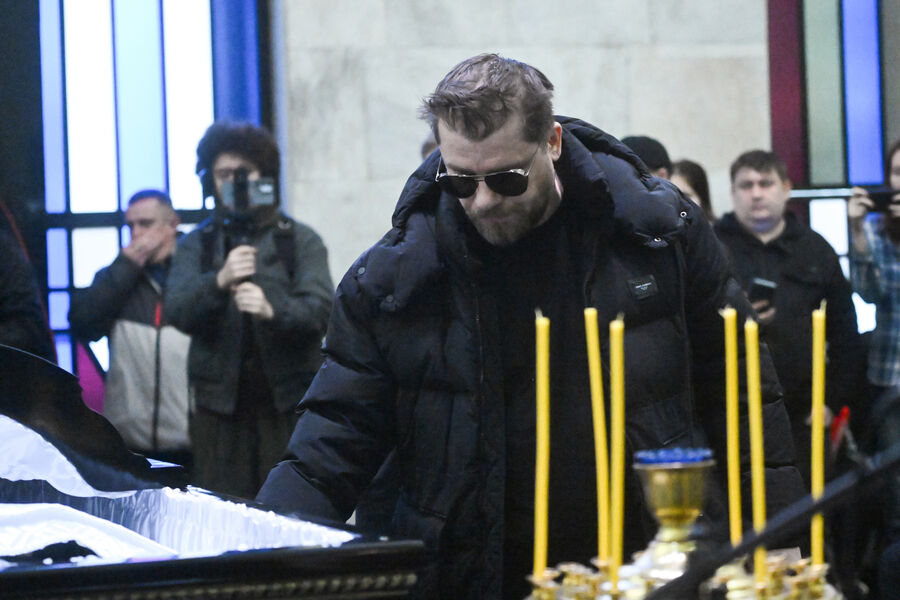 Актер Гарик Харламов на&nbsp;церемонии прощания с&nbsp;актером Романом Поповым в&nbsp;Центральной клинической больнице (ЦКБ) в&nbsp;Москве, 1&nbsp;ноября 2025&nbsp;года