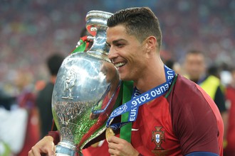 Криштиану Роналду с кубком чемпионата Европы по футболу
