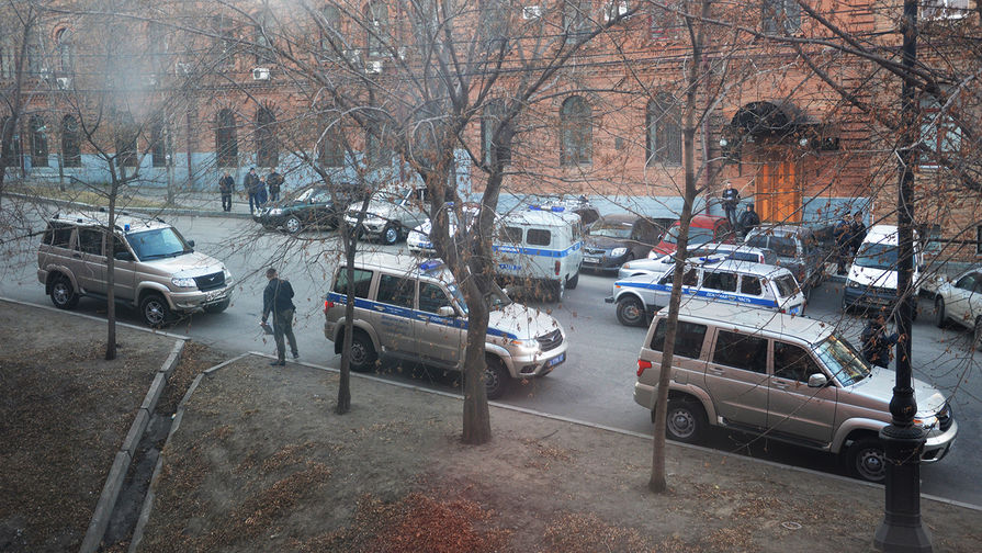 Автомобили полиции около&nbsp;здания приемной УФСБ России по&nbsp;Хабаровскому краю после вооруженного нападения, 21&nbsp;апреля 2017&nbsp;года