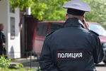 Сотрудник полиции у жилого дома, где сотрудники ФСБ РФ задержали членов террористической группы, входящей в запрещенную в России организацию «Исламское государство»