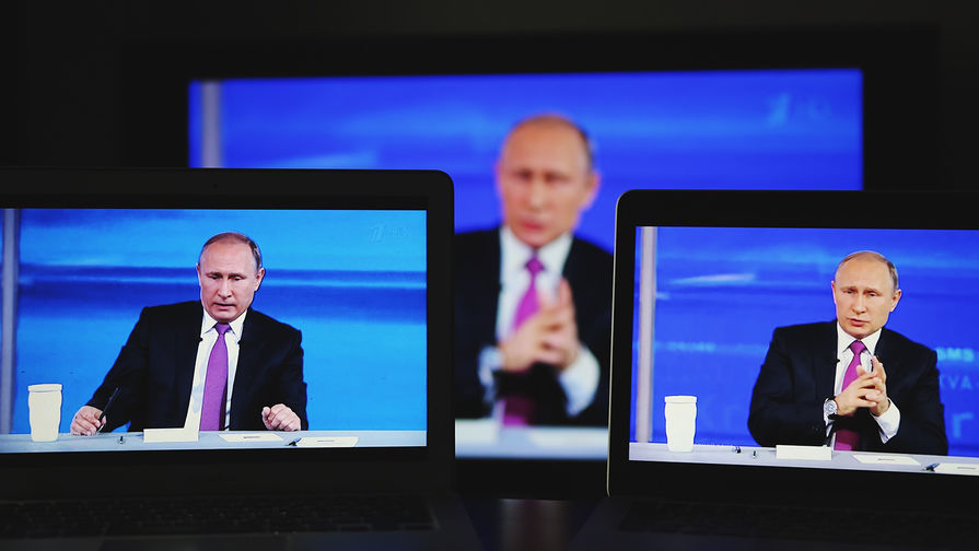 Президент России Владимир Путин во время программы «Прямая линия с Владимиром Путиным», 2017 год
