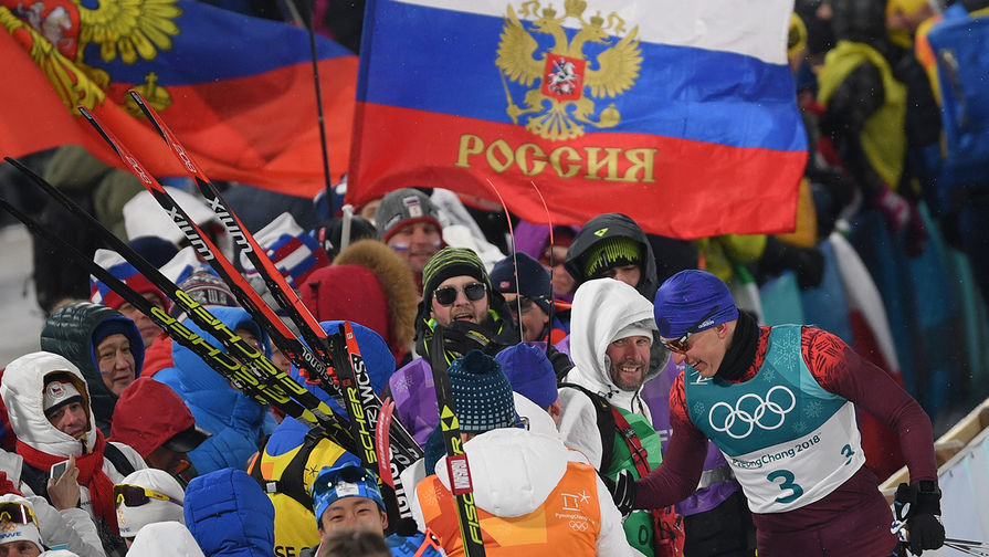 Российский спортсмен Александр Большунов с болельщиками после финиша спринта среди мужчин в финальных соревнованиях по лыжным гонкам на Олимпиаде в Пхенчхане, 13 февраля 2018 года