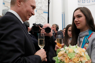 Владимир Путин и двукратный серебряный призер по фигурному катанию Евгения Медведева на приеме в Кремле после церемонии вручения государственных наград победителям и призерам XXIII зимних Олимпийских игр в Пхенчхане, 28 февраля 2018 года