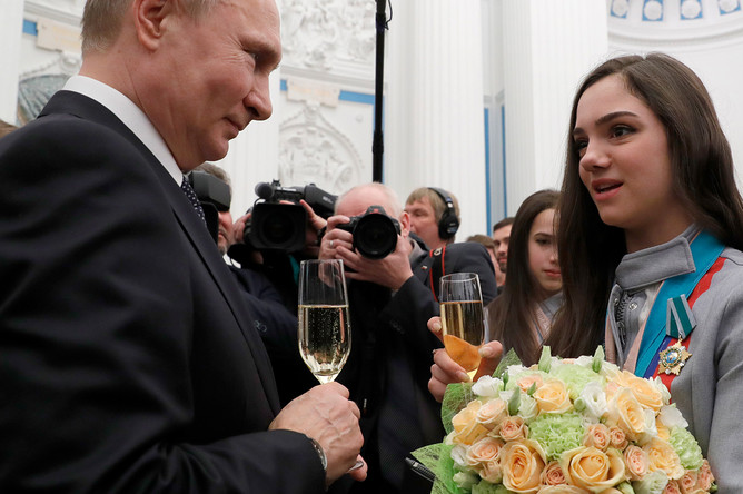 Владимир Путин и двукратный серебряный призер по фигурному катанию Евгения Медведева на приеме в Кремле после церемонии вручения государственных наград победителям и призерам XXIII зимних Олимпийских игр в Пхенчхане, 28 февраля 2018 года