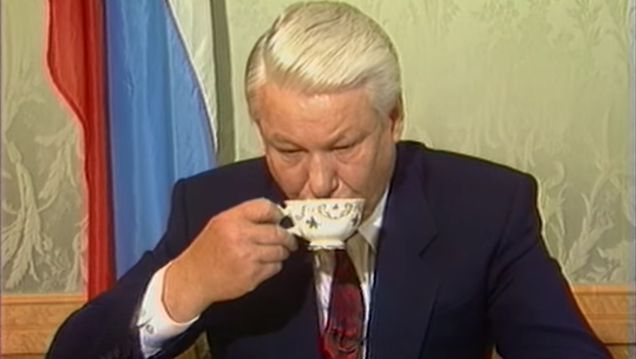 Борис Ельцин зачитывает нации текст Указа 1400