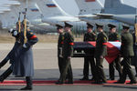 Гроб с телом президента Польши Леха Качиньского перед отправкой в Варшаву на транспортном самолете ВВС Польши, 11 апреля 2010 года 