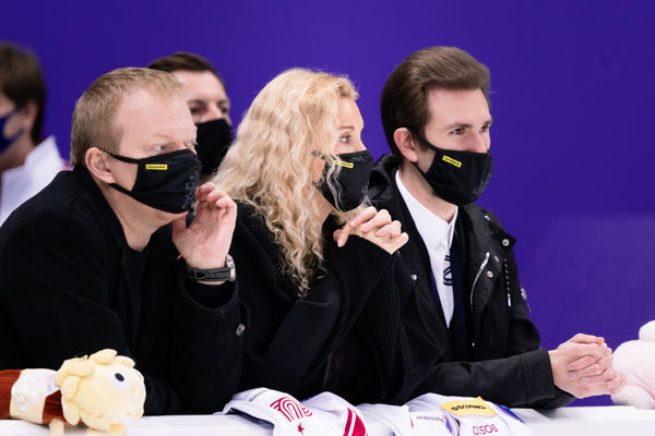 Этери Тутберидзе, Даниил Глейхенгауз и Сергей Дудаков на тренировке женщин на Гран-при в Сочи