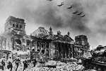 Здание Рейхстага, разрушенное во время штурма города советскими войсками в ходе Второй мировой войны, Берлин 1 мая 1945 года