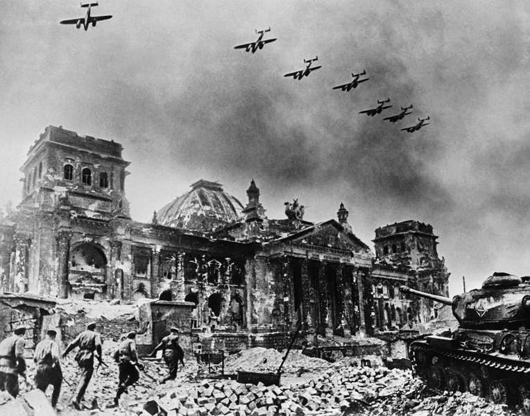 Здание Рейхстага, разрушенное во время штурма города советскими войсками в&nbsp;ходе Второй мировой войны, Берлин 1&nbsp;мая 1945&nbsp;года