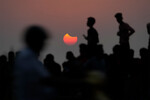 Частичное солнечное затмение, наблюдаемое в Мумбаи, Индия, 25 ноября 2022 года