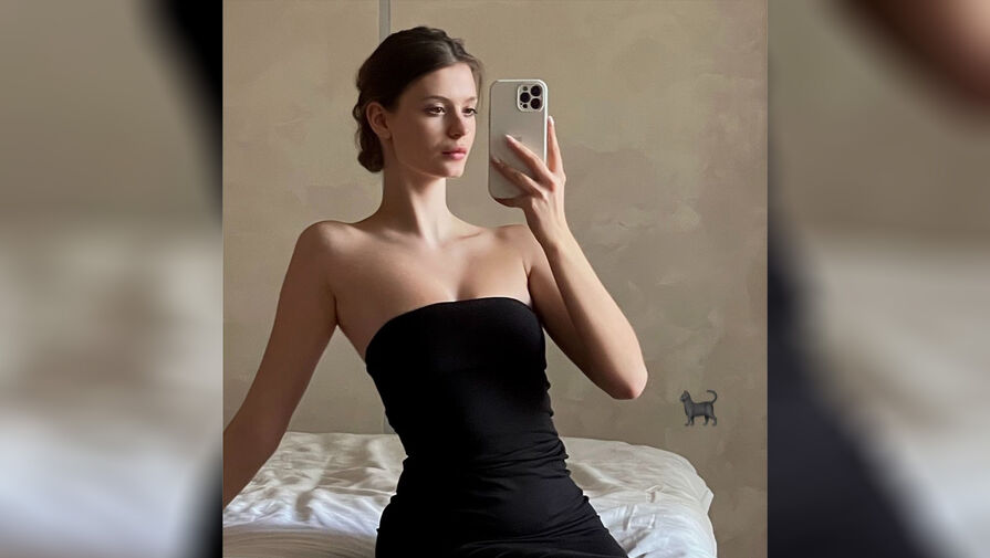 Российская фигуристка показала фигуру в облегающем платье с открытыми плечами