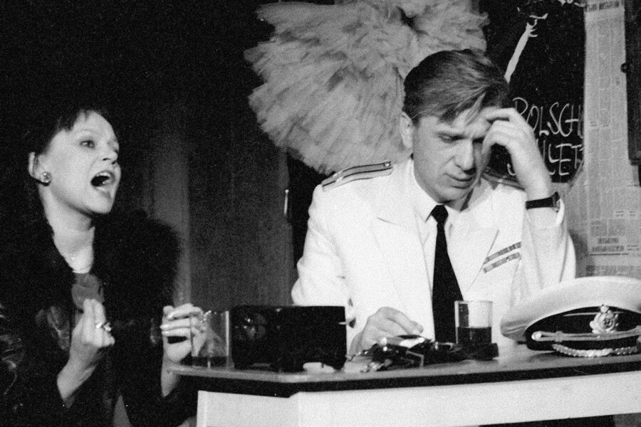 Актеры Государственного академического театра имени Моссовета Нина Дробышева и Евгений Стеблов в&nbsp;сцене из&nbsp;спектакля &laquo;Пять углов&raquo; по&nbsp;пьесе Сергея Коковкина, 1987&nbsp;год