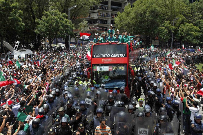 Автобус с&nbsp;мексиканскими футболистами тщательно охранялся местными полицейскими