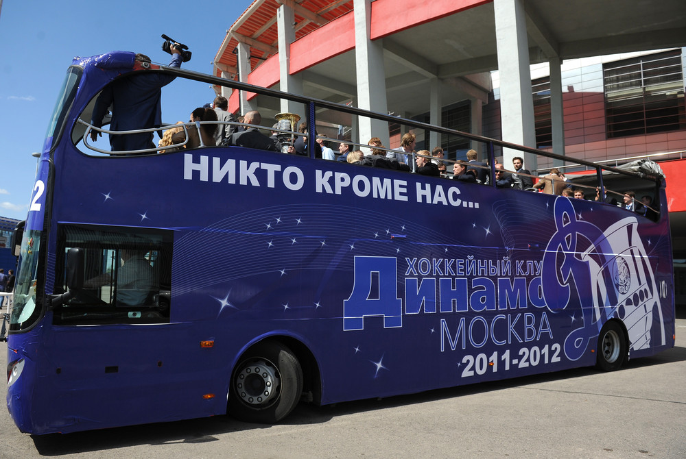 Автобус ХК «Динамо» перед началом автопробега у дворца спорта «Мегаспорт»