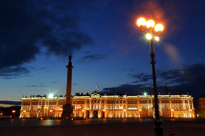 Вид на Государственный музей «Эрмитаж» в Санкт-Петербурге
