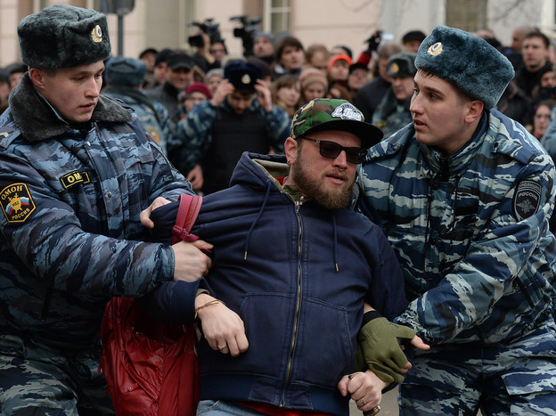 Сотрудники полиции задерживают сторонника оппозиции у&nbsp;здания Замоскворецкого суда Москвы