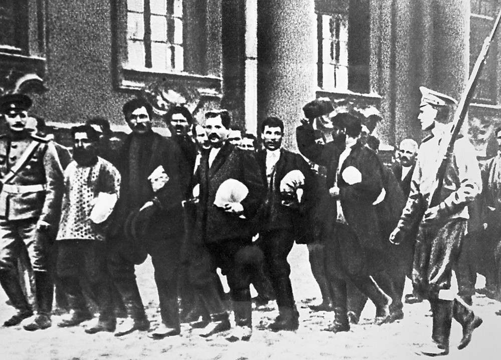 Мобилизация солдат в русскую армию. Призывники направляются в казарму. 1914 год