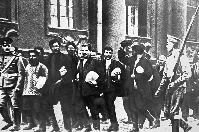 Мобилизация солдат в русскую армию. Призывники направляются в казарму. 1914 год