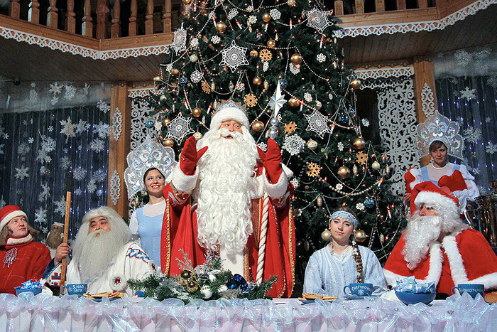 Дед Мороз в окружении гостей в своей резиденции в Великом Устюге