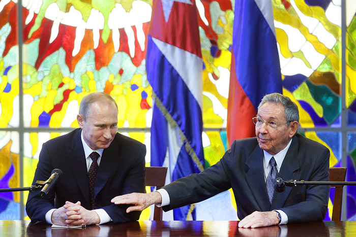 Владимир Путин и председатель Государственного совета и совета министров Республики Куба Рауль Кастро Рус, 12 июля 2014 года