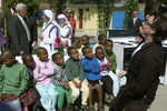 Боно развлекает эфиопских детей, больных ВИЧ, в благотворительном хосписе Аддис-Абебе, 2002 год