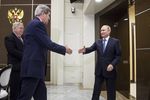 Госсекретарь США Джон Керри и президент России Владимир Путин во время встречи в резиденции «Бочаров ручей»