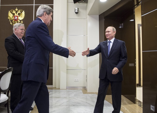 Госсекретарь США Джон Керри и президент России Владимир Путин во время встречи в&nbsp;резиденции &laquo;Бочаров ручей&raquo;