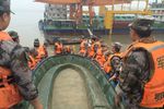 Поисково-спасательные работы на реке Янцзы в Китае