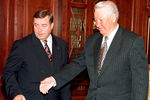 Президент России Борис Ельцин и председатель Госдумы Геннадий Селезнев на встрече в Кремле, 1998 год