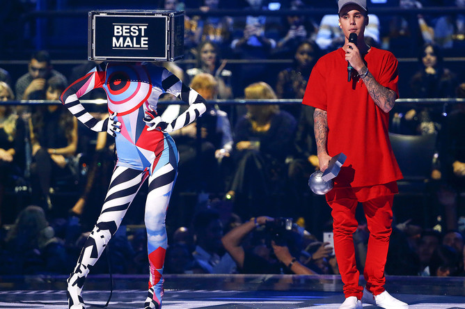 Джастин Бибер на церемонии вручения музыкальных премий MTV EMA-2015