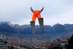 Участник соревнования по прыжкам на лыжах с трамплина в Инсбруке