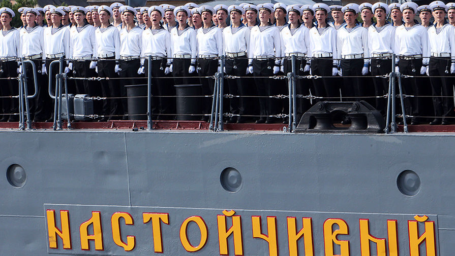 Экипаж эскадренного миноносца «Настойчивый» во время празднования Дня Военно-морского флота России в Балтийске Калининградской области